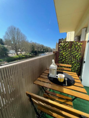 Appartement avec balcon et vue sur port - wifi privé - au dessus du Restaurant le Yackams